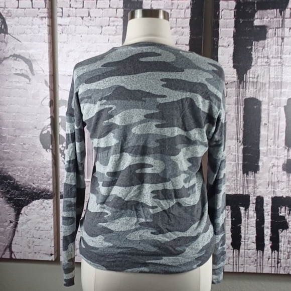 Maurices Gray Camo Straight Hem Pullover EUC - Picture 4 of 6